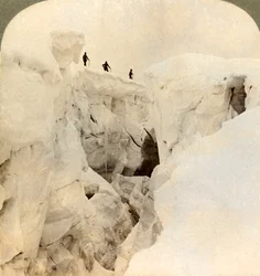 Abstieg vom Mont Blanc - enorme Gletscherspalten nahe dem Gipfel, Alpen, 1901