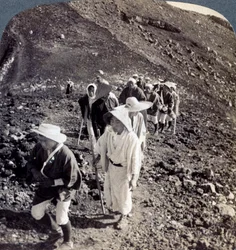 Pilger am Ende ihres Aufstiegs auf den Berg Fuji Fujiyama, Japan, 1904