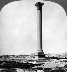 Pompeys Säule, das Wahrzeichen der Seeleute, und das moderne Alexandria, Ägypten