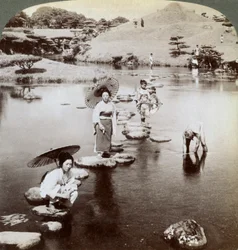 Frauen überqueren den See auf Trittsteinen, Suizen-ji Garten, Kumamoto, Japan, 1904