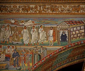 Der linke Apsis-Bogen (Triumphbogen) mit der Geburt Christi - Joseph erhält eine Erklärung