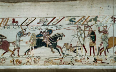 Eroberung Englands durch den Herzog der Normandie Wilhelm den Eroberer (1027-1087) im Jahr 1066: Die Normannen massakrieren die sächsischen Armeen, König Harold wird durch einen Pfeil ins Auge getötet (Detail des Teppichs von Bayeux oder der Stickerei von 
