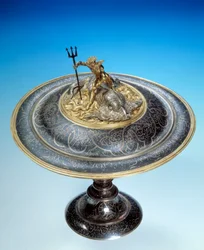 Becher mit Silberniello und Gold, gekrönt von einer Statuette des Neptun. Spätes 16. Jahrhundert Paris. Louvre Museum