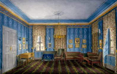 Tagesraum mit blauer Tapete und Girlanden