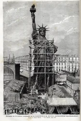 Frankreich, Paris, Übergabe der Freiheitsstatue an den Botschafter der Vereinigten Staaten - Verpackung der von Frédéric Auguste Bartholdi (1834-1904) geschaffenen Freiheitsstatue in einem Gerüst für den Transport von Paris nach Amerika