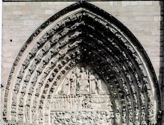 Gotische Kunst: Detail des zentralen Portals der Kathedrale Notre Dame de Paris