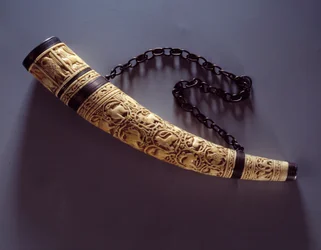 Elfenbein-Oliver auf Silber montiert. 1050-1100. Paris, Louvre Museum