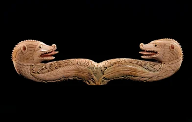 Orientalische Kunst: Tau de Houlette (Ende des Hirtenstabs) mit Elfenbeintierköpfen
