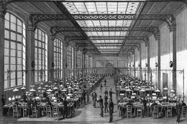 Der große Saal im ersten Stock der neuen zentralen Telegraphenstation in Paris im Jahr 1884. Gravur von 1884. in „La Nature. Revue der Wissenschaften und ihrer Anwendungen in Kunst und Industrie.“