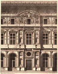 Ansicht eines Teils der Vorderseite des Hofes des Louvre, Paris, Frankreich