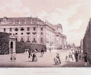 Spaziergänger im Park des Schlosses Schönbrunn in Wien. Österreich