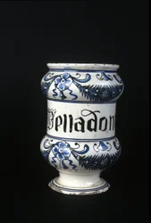 Apothekentopf aus dem 16. Jahrhundert mit Belladonna, giftiges Kraut, das in der Pharmazie verwendet wird. Museum für Wissenschaft und Technologie, Mailand