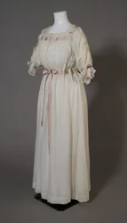 Bertha Palmers Nachthemd, ca. 1880 (vordere schräge Ansicht)