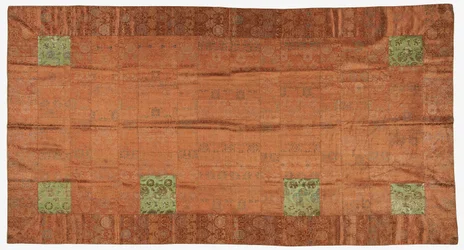 Brokade, Seide. Ein buddhistisches Mönchsgewand, geflickt; kesa