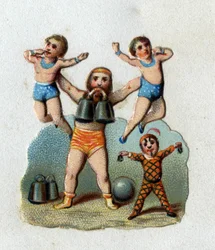Zirkus: Ein Gewichtheber hebt zwei Männer mit ausgestreckten Armen, während er ein Gewicht zwischen den Zähnen hält, um seine Muskelkraft zu demonstrieren. Chromolithographie um 1890