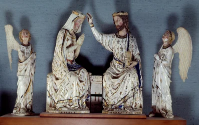 Krönung der Jungfrau. Christus, der eine Königskrone trägt, krönt die Jungfrau. Zwei Engel sind Zeugen. Geschnitzte Elfenbeingruppe. Ende des 13. Jahrhunderts. Paris, Louvre