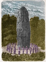 Druidin tanzt um einen Menhir.
