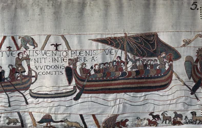 Vom Sturm entführt, strandete das Schiff von Harold II an der Küste von Ponthieu - Teppich von Bayeux, bekannt als Stickerei der Königin Mathilde