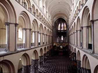 Innenansicht der Kathedrale von Tournai: Das Kirchenschiff. Belgien.