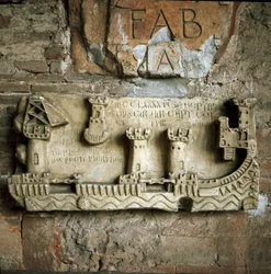 Relief, das den Hafen von Pisa darstellt