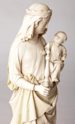 Statue. Madonna mit Kind. Geschenk von Mgr Cantineau, Dekan des Domkapitels. Elfenbein. 13. Jahrhundert. Detail, Büste.