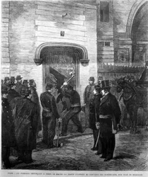 Die Feuerwehrleute schlugen 1880 die Eingangstür des Dominikanerklosters in der Rue Jean de Beauvais in Paris ein. Gravur aus dem 19. Jahrhundert.