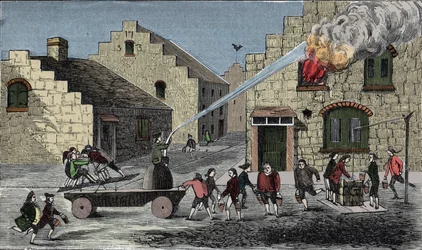 Verwendung einer Feuerspritze zur Brandbekämpfung. Gravur von 1733.