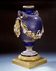 Vase mit Fischschwanz aus Hartporzellan. Um 1765-1770. Paris, Louvre