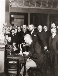 Alexander Graham Bell (1847-1922) bei der Einweihung der Fernleitung von New York nach Chicago, 18. Oktober
