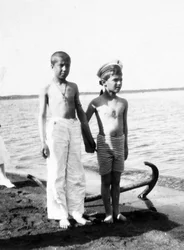 Alexei der Zarewitsch spielt am Strand von Livadia auf der Krim