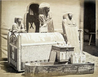 Archäologische Statuen in Ägypten gefunden - in „Fotoalbum des ersten Museums von Kairo“ gegründet von Auguste Mariette Bey