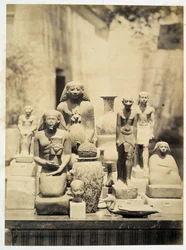Archäologische Statuen - in „Fotoalbum des ersten Museums von Kairo“ gegründet von Auguste Mariette Bey