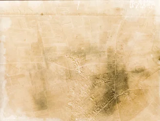 Britische Luftaufklärungsfotos, die die Positionen der Schützengräben an der Westfront während des Ersten Weltkriegs aufzeichnen