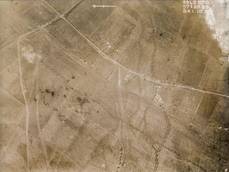 Britische Luftaufklärungsfotos, die die Positionen der Schützengräben an der Westfront während des Ersten Weltkriegs aufzeichnen