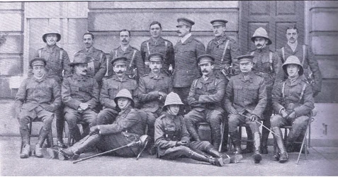 Col Owen, Major Boole-Smith und die anderen Offiziere der Dragoon Guards, aus After Pretoria: Der Guerillakrieg, veröffentlicht von Harmsworth Bros Limited