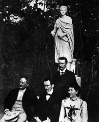 Guglielmo Marconi (1874-1937), italienischer Physiker und Erfinder mit seinen Eltern und Bruder Alfonso in Pontecchio im Jahr 1897.