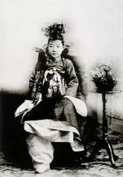 Koreanische Frau im traditionellen Hochzeitskleid