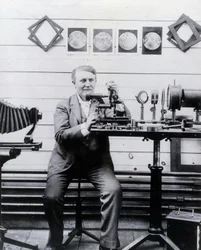 Foto von Thomas Alva Edison vor seinem Phonographen