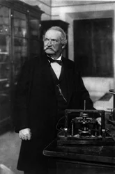 Porträt von Antonio Pacinotti, italienischer Physiker (1841-1912) mit seinem Ring (Anello)