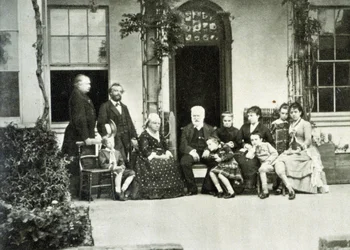 Porträt von Victor Hugo im Exil in Guernsey im Jahr 1866 mit Juliette Drouet zu seiner Rechten