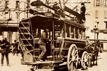 Hinterteil einer pferdegezogenen Straßenbahn