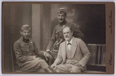 Sigmund Freud mit seinen Söhnen, Ernst und Martin in Militäruniformen, ca. 1916