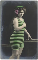 Frau in Badeanzügen, ca. 1910 (Postkarte)