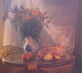 Zarte Blumen und Früchte