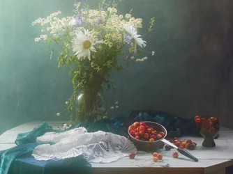 Wilde Blumen und Kirschen Stillleben