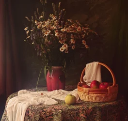 Wildblumen und Apfel Stillleben