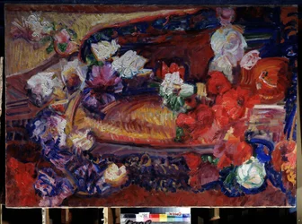 Stillleben mit einem dekorativen Kissen und Blumen