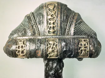 Detail eines Schwertgriffs mit gestempelter Dekoration