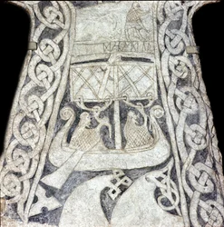 Runenstein lilbjar, der einen Drakkar darstellt (Stein)
