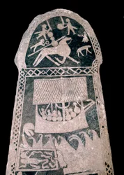 Wikinger: Runenstein aus Gotland (Schweden) mit der Darstellung eines Wikingers auf einem segelnden Drachenschiff, 8. Jahrhundert - Regionalmuseum Visby, Schweden